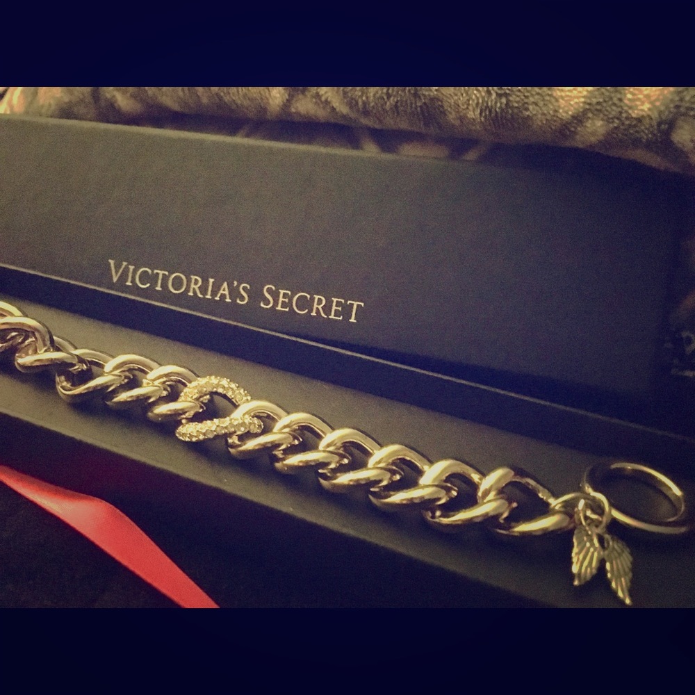 New Victoria's Secret angel wings bracelet - Picture 1 of 5